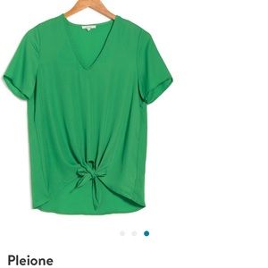 NWT! Adorable Kelly Green vneck blouse with knot detail. Size M